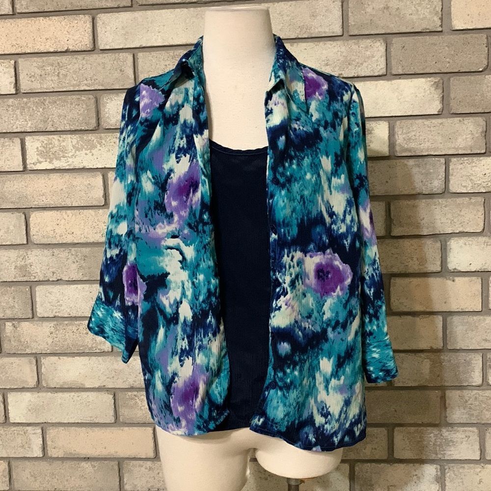 3for$20 button front blouse small, the undershirt is attached